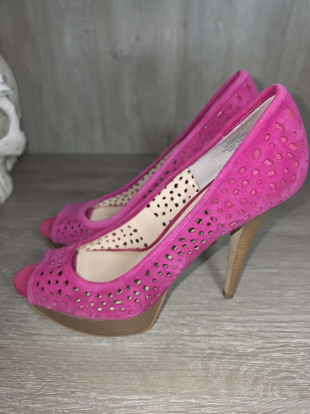 ENZO ANGIOLINI Sully Fuchsia Suede Peep-Toe Heels Laser-cut Design Women's 8M